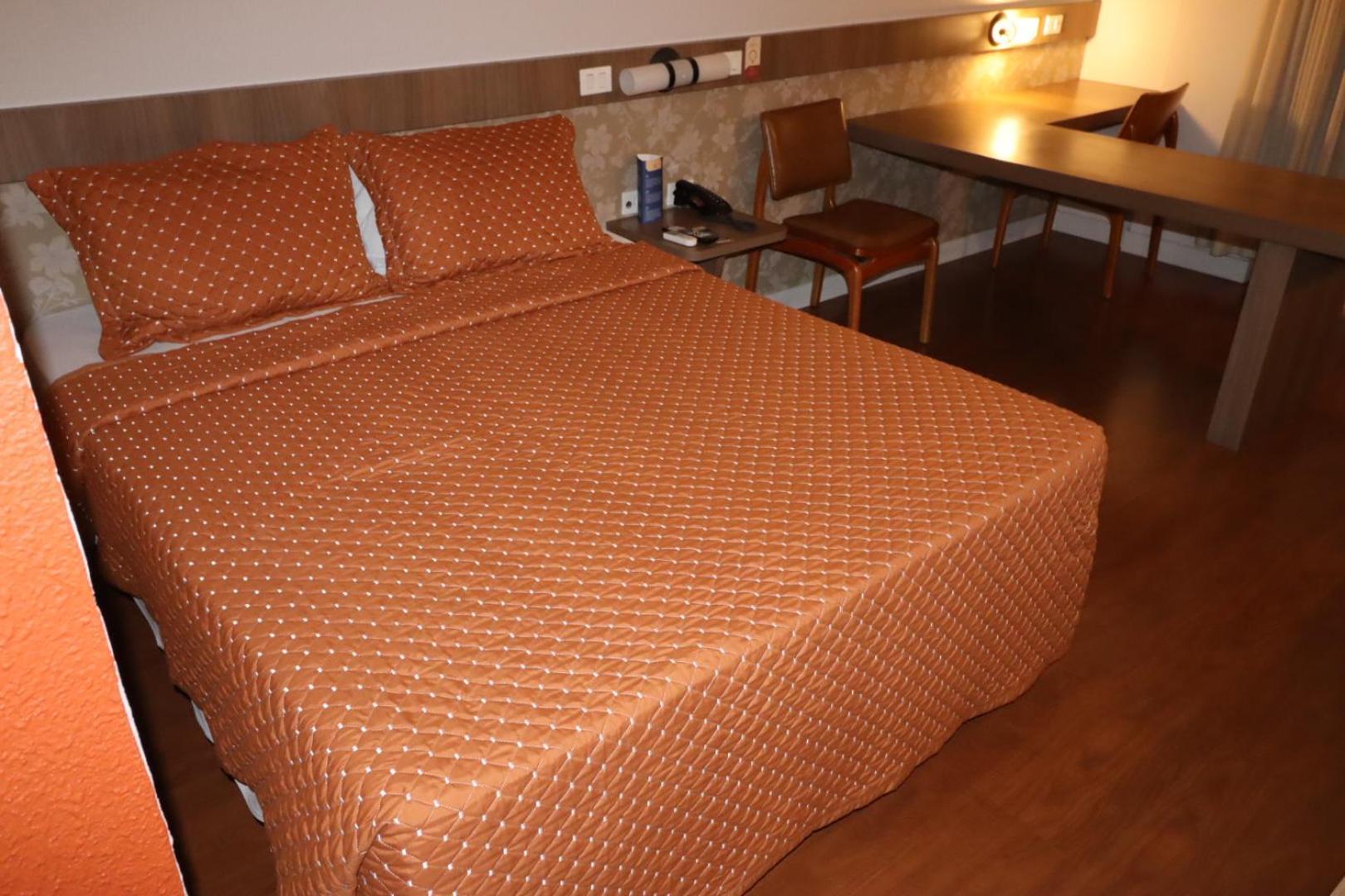 10 Hotel
